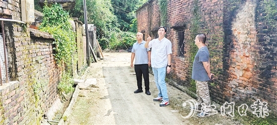 李科華（中間白衣者）在基層走訪調(diào)研，奔走在矛盾糾紛化解的“最前線”。