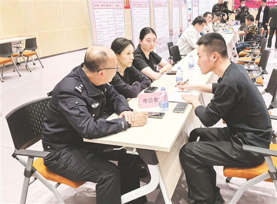 政策咨詢臺前，工作人員詳細(xì)解讀退役軍人就業(yè)補(bǔ)貼、創(chuàng)業(yè)扶持等政策。