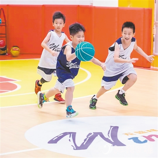 家長(zhǎng)注重培養(yǎng)孩子的運(yùn)動(dòng)愛(ài)好。