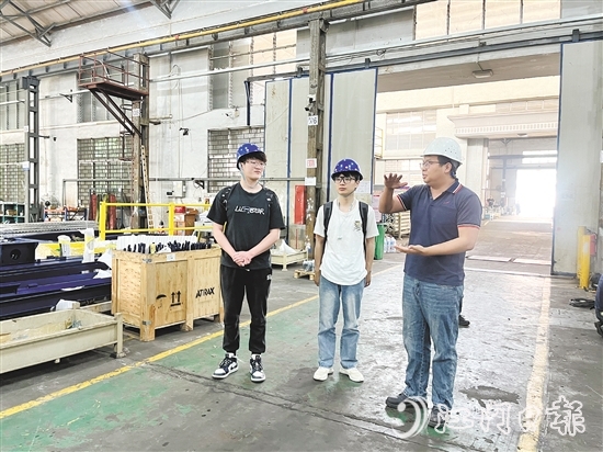 大學(xué)應(yīng)屆畢業(yè)生走進(jìn)鶴山市重點(diǎn)企業(yè)了解崗位信息。