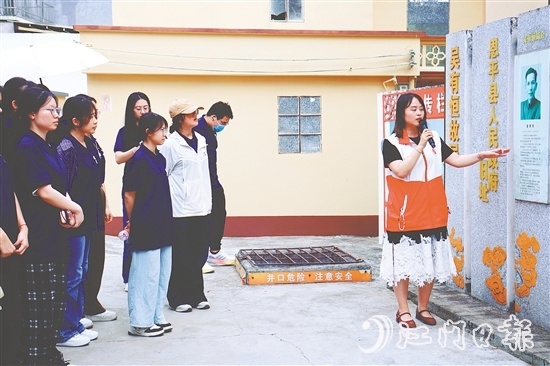 港澳學子們到吳有恒故居參觀學習。