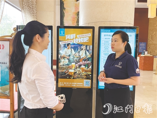 黃康怡（右）與酒店工作人員溝通中。