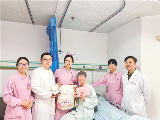 結(jié)束了最后一次化療，李女士收到了粉紅色的“抗癌畢業(yè)證書”。