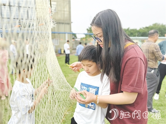 現(xiàn)場，不少小朋友參與其中，現(xiàn)場充滿歡聲笑語。