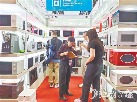 天倬智能家居生產(chǎn)的微波爐等家電產(chǎn)品吸引客商咨詢。凌雪敏