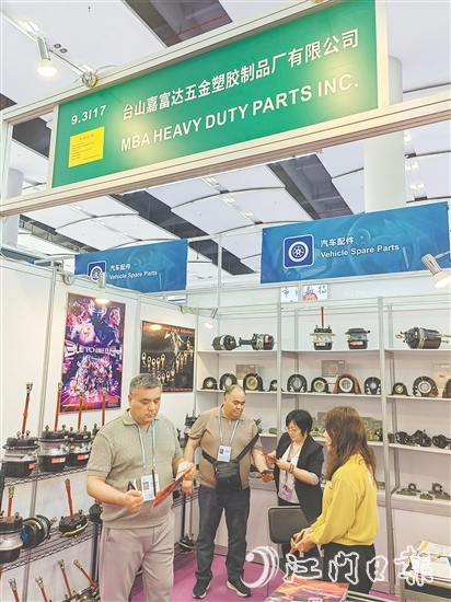 臺山參展企業(yè)依然堅定外貿(mào)信心，以飽滿的精神狀態(tài)在廣交會拓市場、抓訂單。