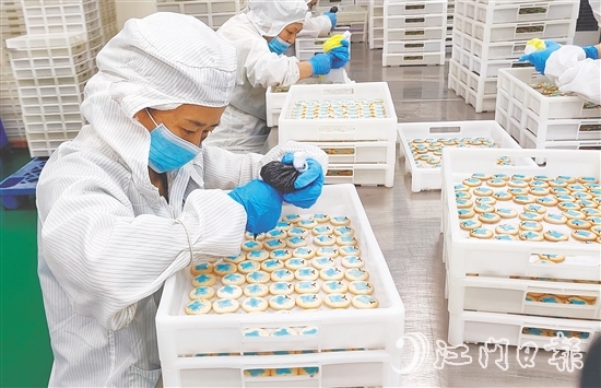 工人在餅干上裝裱卡通圖案。