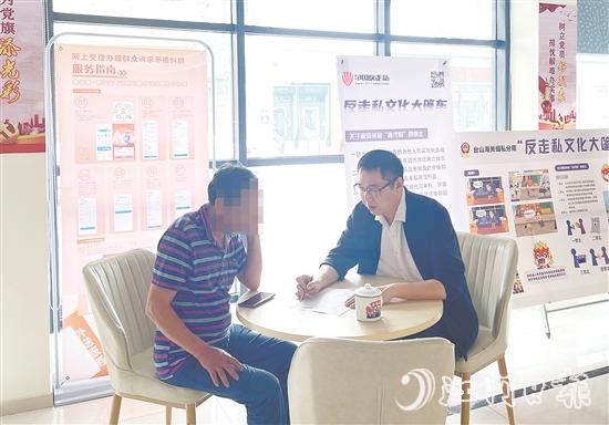 在調解過程中，江磊泉（右）為群眾普法。