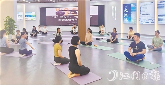 學(xué)員們進(jìn)行靜坐冥想與呼吸調(diào)整，進(jìn)入放松狀態(tài)。