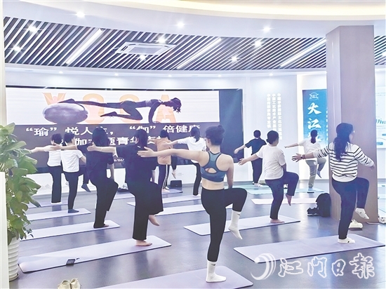 學(xué)員們跟隨導(dǎo)師練習(xí)，在體式轉(zhuǎn)換中體會(huì)力量與柔韌的平衡。