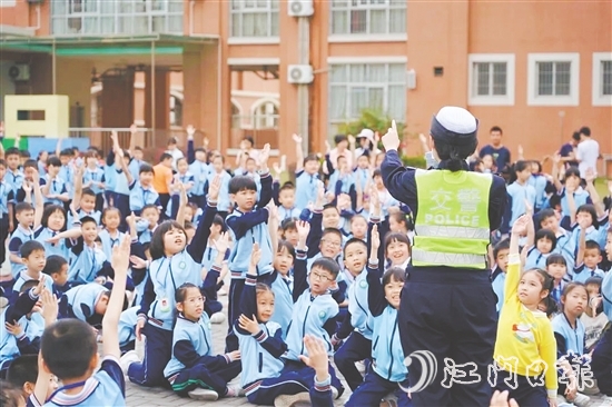 學(xué)生們踴躍參與互動(dòng)問(wèn)答。