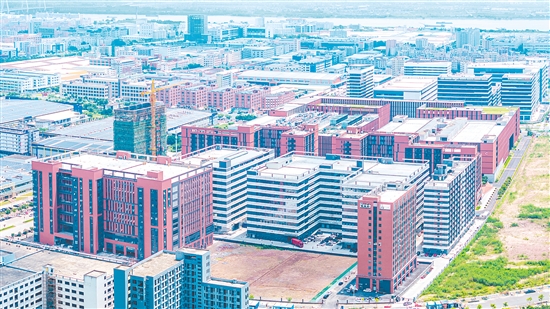 江門市安全應(yīng)急產(chǎn)業(yè)園內(nèi)廠房林立，發(fā)展?jié)摿Υ?，致力于打造灣區(qū)一流安全應(yīng)急產(chǎn)業(yè)園。何榕