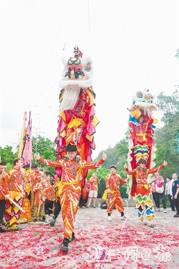 一眾弟子以醒獅和武術的形式表達對祖師的緬懷。