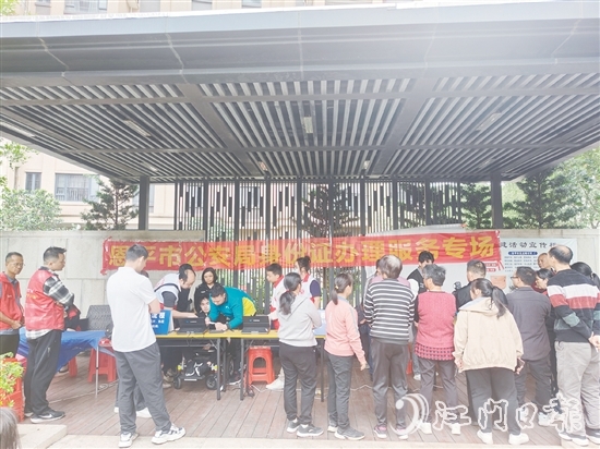 活動現(xiàn)場，前來辦證的群眾絡(luò)繹不絕。