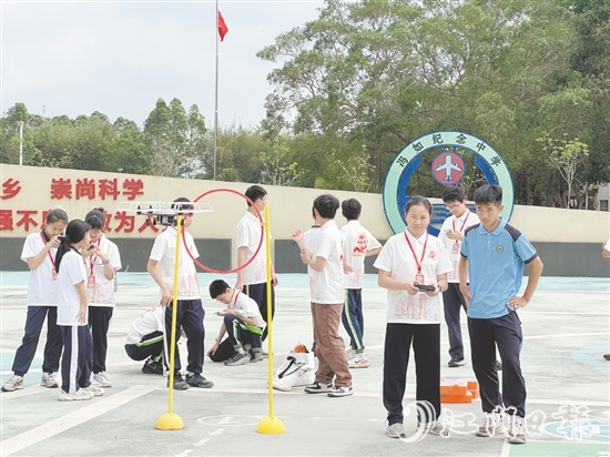 學(xué)生們體驗(yàn)操控?zé)o人機(jī)的樂趣。