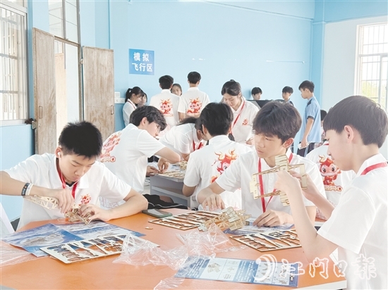 學(xué)生們拼裝“馮如一號(hào)”模型。