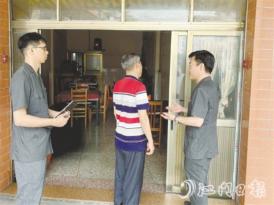 法官到李大爺家回訪(fǎng)，發(fā)現(xiàn)損壞的房屋已經(jīng)基本修復(fù)。