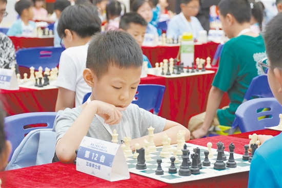 棋手們?cè)谄灞P上智力交鋒。