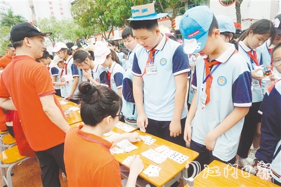 學(xué)生挑戰(zhàn)“神機(jī)妙算”游戲項(xiàng)目。