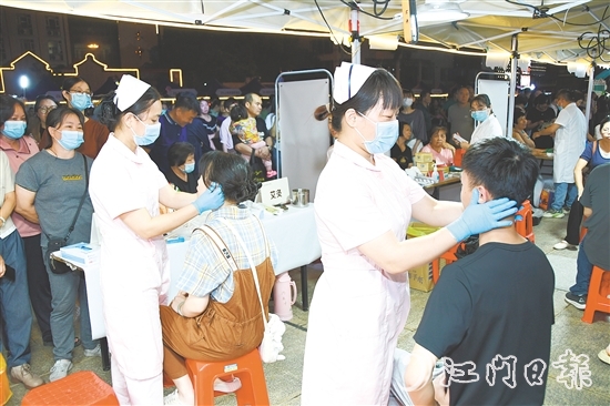 中醫(yī)“大咖”化身攤主，為市民提供“一對一”問診、健康指導(dǎo)等服務(wù)。