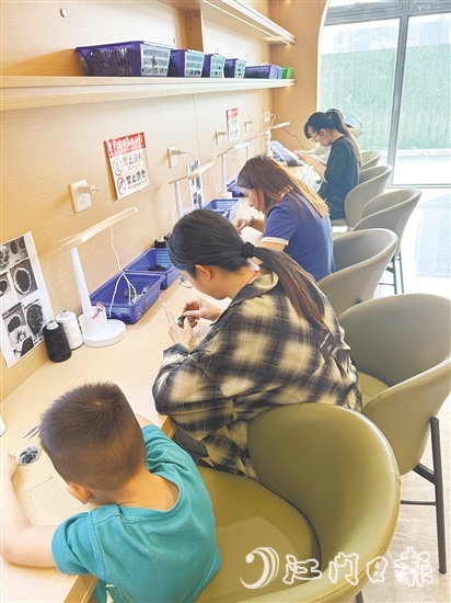 在“巾幗共富工坊”，“寶媽”帶娃工作兩不誤。