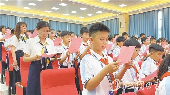 師生齊誦《沁園春·長(zhǎng)沙》。