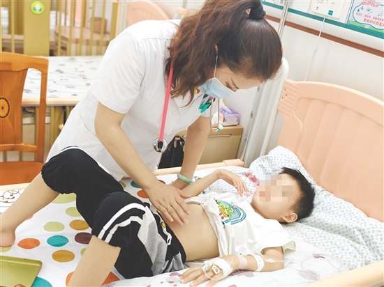 醫(yī)生查看患兒情況。