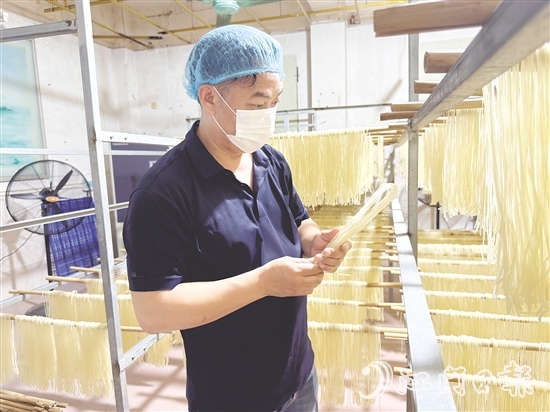 梁潤富在車間查看瀨粉晾曬狀態(tài)。