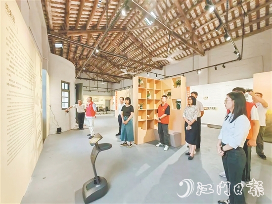 智能機器人為大家講解陳榮捷事跡。