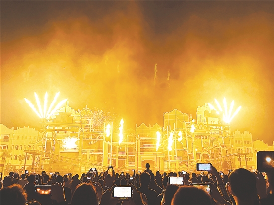 赤坎華僑古鎮(zhèn)精彩的火秀表演吸引游客。