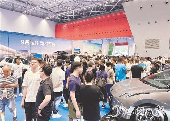 2025江門五一國際車展現(xiàn)場人潮涌動。