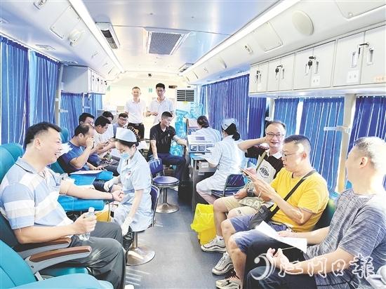 獻血車上，總有江門青年的身影。