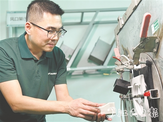 廣東綠島風(fēng)空氣系統(tǒng)股份有限公司副總經(jīng)理解博超 廣東綠島風(fēng)空氣系統(tǒng)股份有限公司副總經(jīng)理解博超