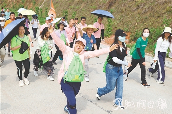 徒步愛好者沿青年水庫步行，穿梭于花海與綠林間，感受“體育+生態(tài)”的魅力。