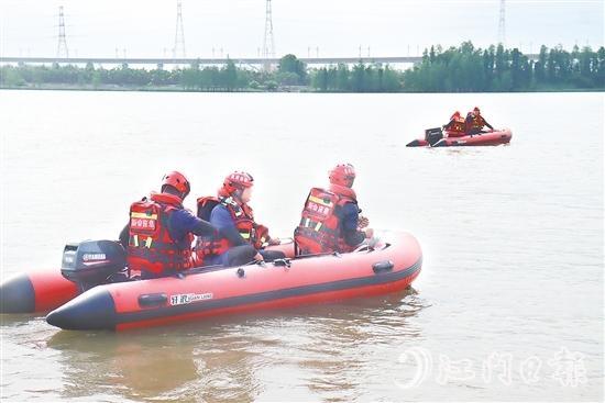 救援人員采用動力橡皮艇救援等方式迅速營救“落水者”。