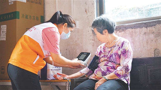 這是一雙不辭辛勞的手。江門市中心醫(yī)院蓬江分院環(huán)市街道社區(qū)衛(wèi)生服務(wù)中心護(hù)士劉娟冒雨上門，為基層群眾測量血壓、送藥，開展常規(guī)檢查和日常健康指導(dǎo)，將關(guān)懷與專業(yè)送進(jìn)千家萬戶。