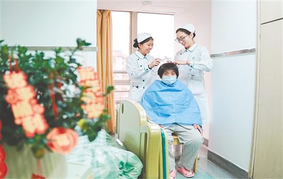 這是一雙靈巧的手?！耙暡∪巳缬H人”，江門市人民醫(yī)院全科醫(yī)學(xué)科護(hù)士化身理發(fā)師，手持剪刀與梳子，為留院過年患者修剪頭發(fā)。一雙巧手，一把剪刀，一把梳子，動作嫻熟而輕柔，不僅打理出利落的發(fā)型，也帶來了溫暖的年味。