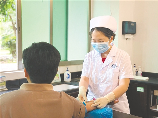 這是一雙肩負(fù)重托的手。在江門市疾控中心抽血室，防艾護(hù)士手持采血器具，給來訪者做抽血檢測。每一次嚴(yán)謹(jǐn)操作的背后，承載的是阻斷病毒傳播，守護(hù)公眾健康的堅實希望。