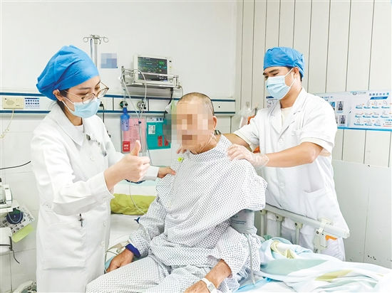 江門市中心醫(yī)院護(hù)理團(tuán)隊(duì)為患者進(jìn)行肺康復(fù)鍛煉。