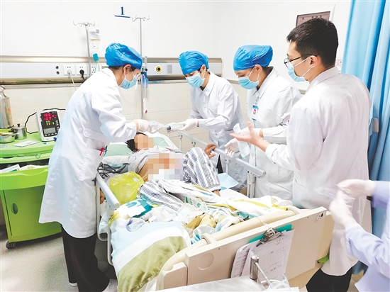 江門市中心醫(yī)院護(hù)理團(tuán)隊(duì)為患者進(jìn)行傷口負(fù)壓治療。