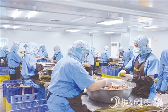 近期，在恩平龍盛粽鄉(xiāng)園內(nèi)，工人們加班加點趕訂單。