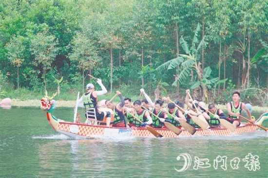 各村龍舟隊(duì)在比賽中鉚足勁沖線。