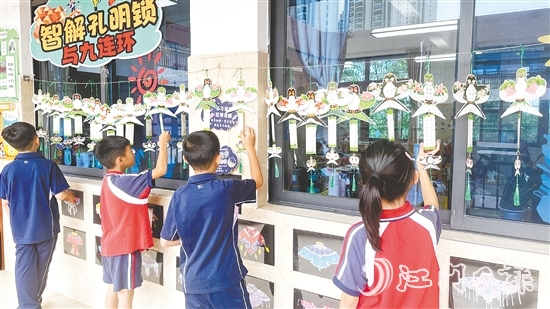 學(xué)生在有趣的環(huán)境中學(xué)習(xí)數(shù)學(xué)知識(shí)。