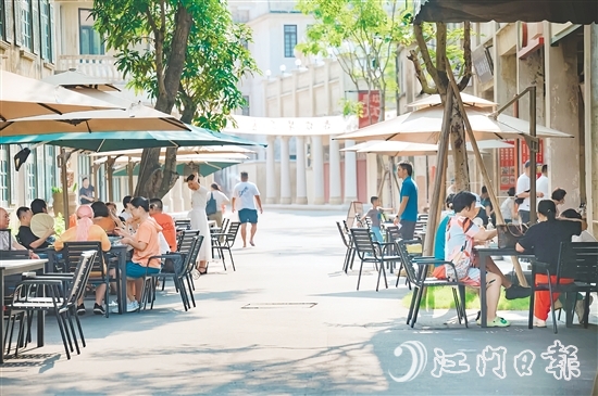 游客在赤坎華僑古鎮(zhèn)品嘗美食。