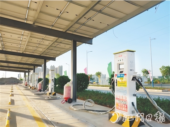 目前，開平市公有投資控股集團(tuán)有限公司已建成13座公共充電站、1座公交車專用充電站，共配備直流快充充電槍306支、交流充電樁8臺。