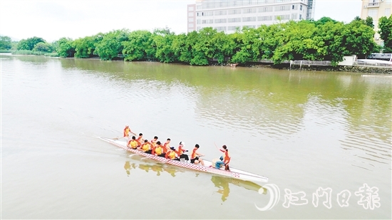 新會泓達(dá)堂陳皮龍舟隊積極備戰(zhàn)。