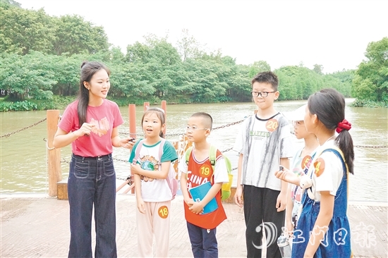 活動(dòng)通過聽講解、看實(shí)景、做實(shí)踐等互動(dòng)方式，讓孩子們沉浸式學(xué)習(xí)課本知識(shí)。