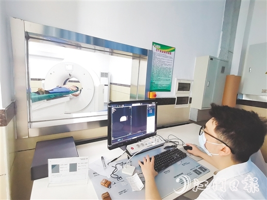 崖門鎮(zhèn)衛(wèi)生院使用新設(shè)備為患者檢查身體。