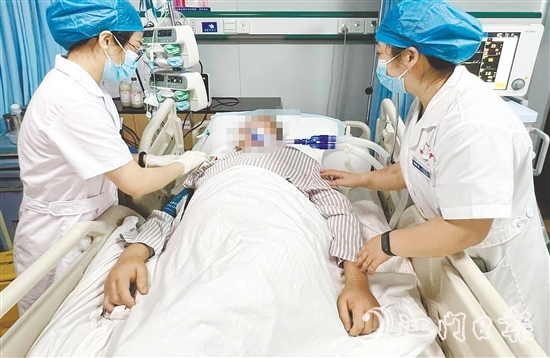 臺山市人民醫(yī)院呼吸與危重癥醫(yī)學科護理團隊在生死競速中展現(xiàn)“呼吸衛(wèi)士”的使命擔當。