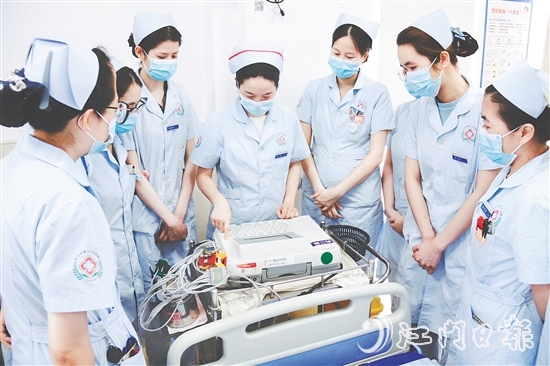臺山市第二人民醫(yī)院內二科護理團隊不斷學習先進的護理技術。